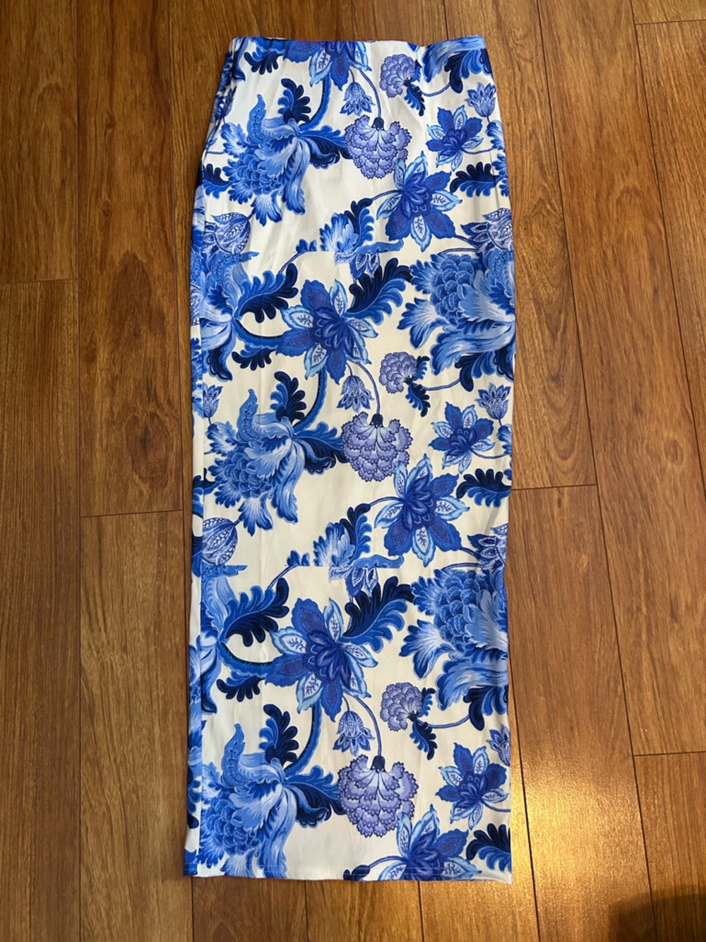 PrettyLittleThing Blue and White Floral Long Pencil Skirt Size 6